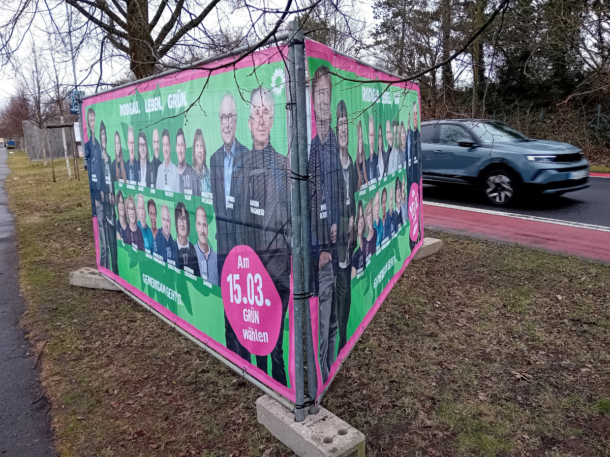 Demokratiefeinde zerstören Wahlwerbung