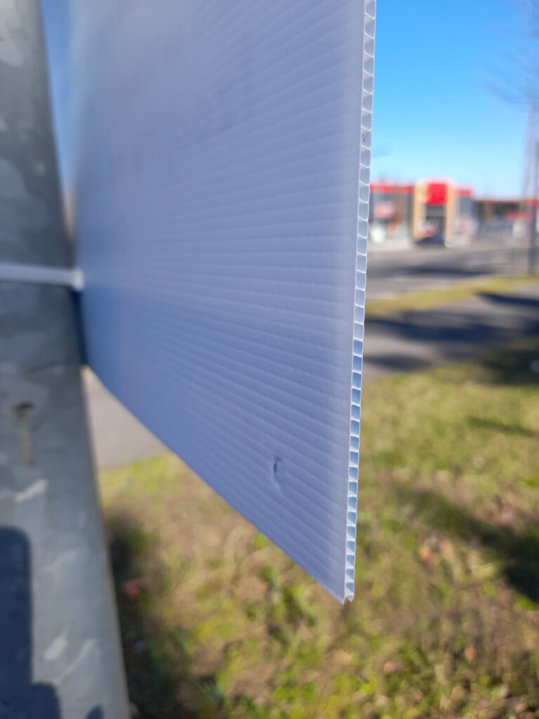 Die bessere Wahl: Papp-Plakate statt Plastik